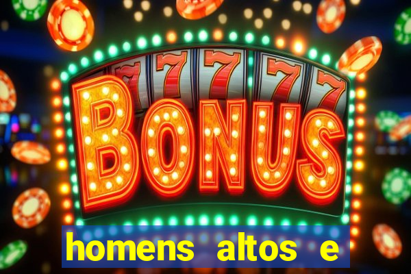 homens altos e magros pelados