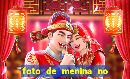 foto de menina no espelho cacheada